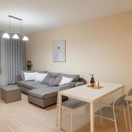 Z Garazem Blisko Lotniska Piaseczno (Masovia)