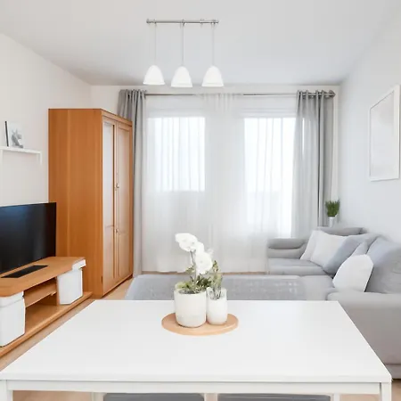 Apartament Z Garażem Blisko Lotniska